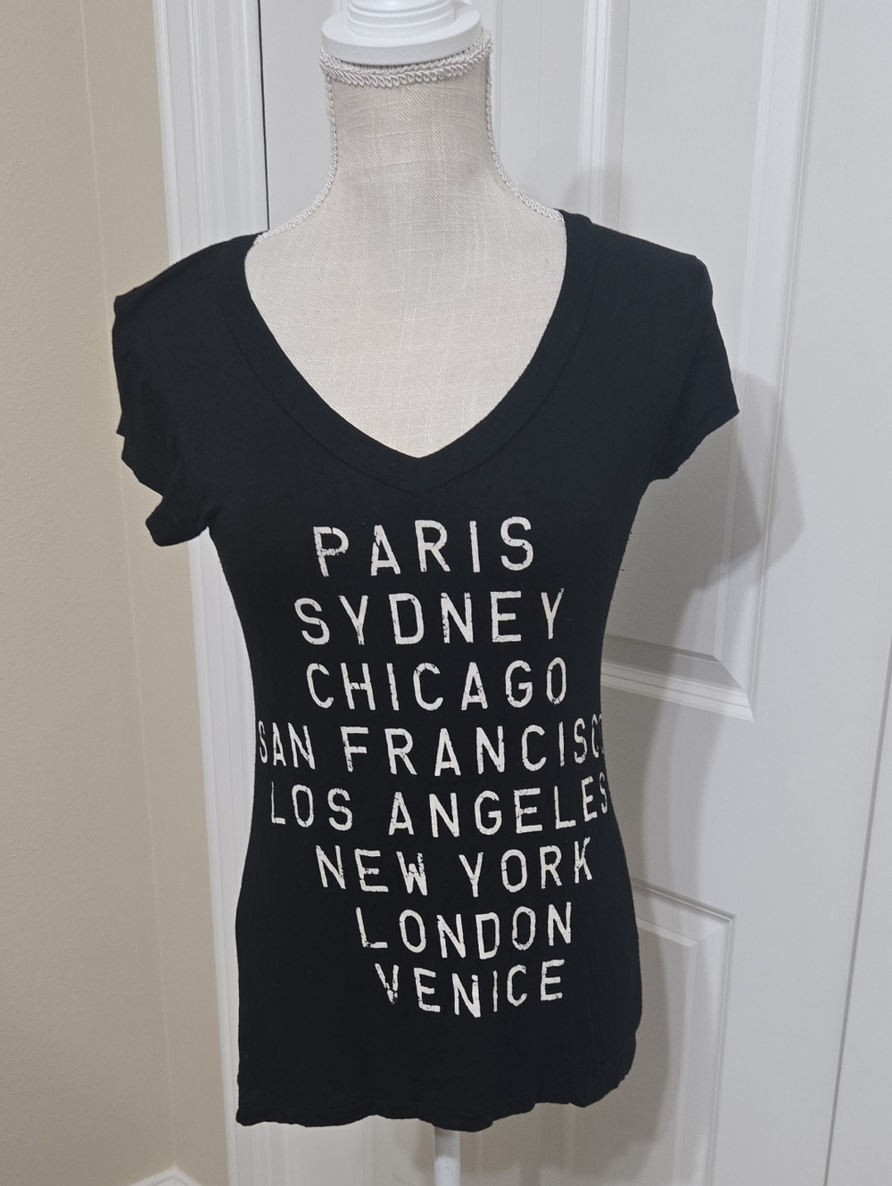 OCASION Black V-Neck City-Print Tee